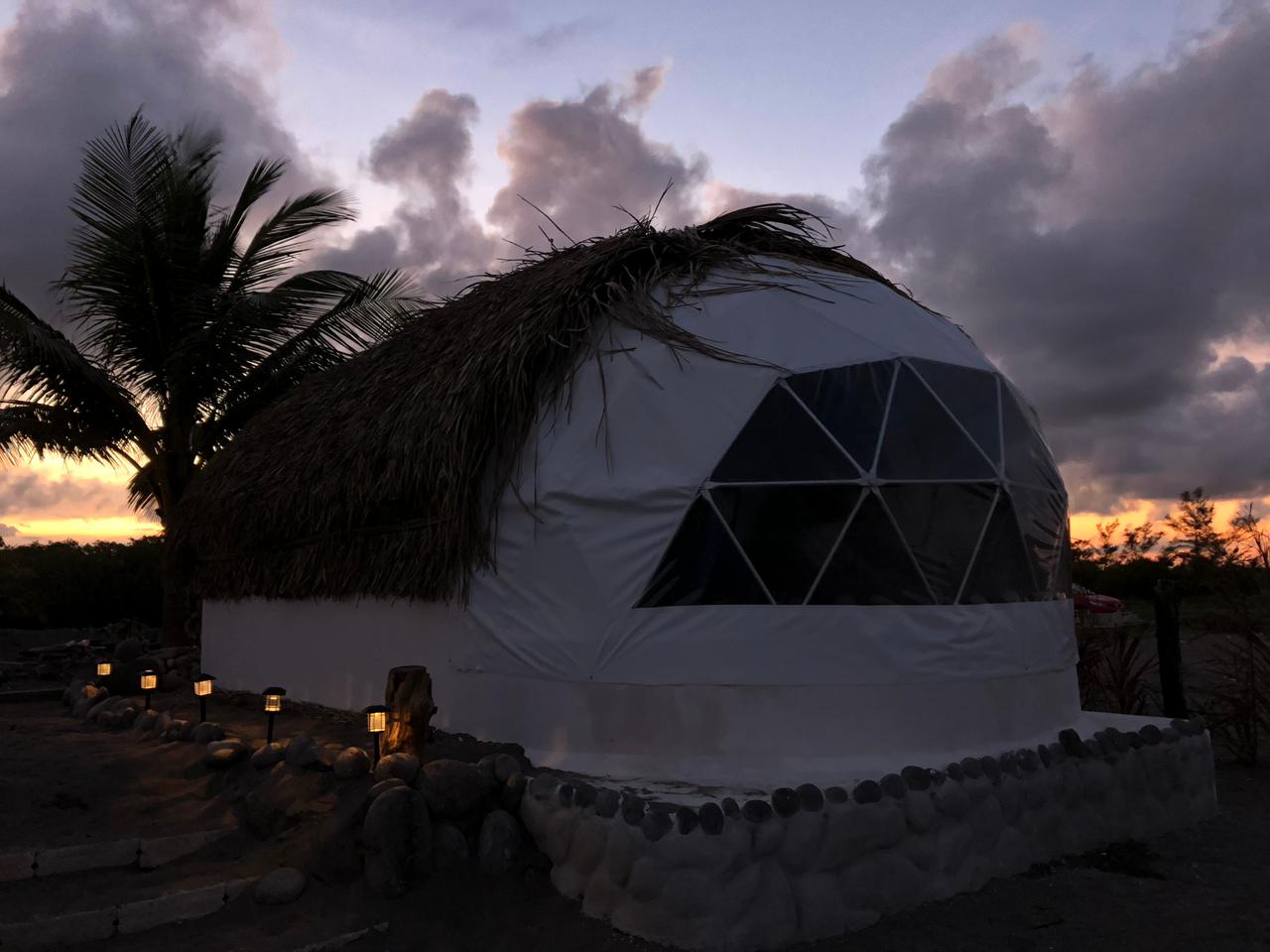 Domo geodésico al atardecer